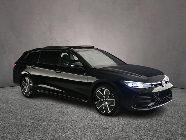 Volkswagen PASSAT Variant R-Line Edition 1.5 TSI eHybrid 272pk DSG Automaat Trekhaak, Black Style, Panoramadak, Adaptive cruise control, Navigatie, Achteruitrijcamera