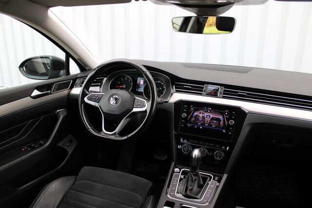 Volkswagen PASSAT Variant 1.5 TSI Elegance Business | Incl. 12 maanden garantie | Stoelverwarming | Adaptieve cruise control | Trekhaak | Parkeercamera | Apple carplay/Android auto |