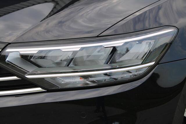 Volkswagen PASSAT Variant 1.5 TSI Elegance Business | Incl. 12 maanden garantie | Stoelverwarming | Adaptieve cruise control | Trekhaak | Parkeercamera | Apple carplay/Android auto |