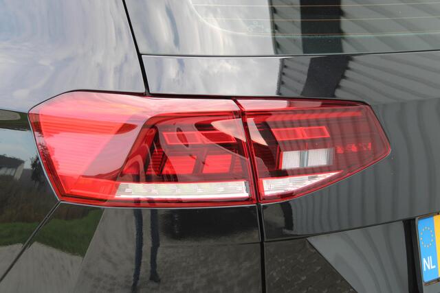 Volkswagen PASSAT Variant 1.5 TSI Elegance Business | Incl. 12 maanden garantie | Stoelverwarming | Adaptieve cruise control | Trekhaak | Parkeercamera | Apple carplay/Android auto |