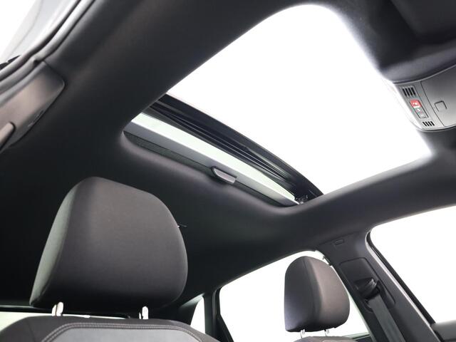 Volkswagen POLO 1.0 TSI R-Line 95PK Automaat (DSG) | Panorama dak | IQ Matrix led koplampen | Navigatie | Parkeercamera | Stoelverwarming | 17" LM velgen |