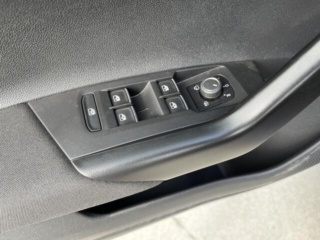 Volkswagen POLO 1.0 TSI Style / AUTOMAAT/ 15" LMV/ PARK. SENSOREN/ ADAPT. CRUISE/ APP-CONNECT/ BLUETOOTH/ DAB RADIO/ STOEL VERWARM.