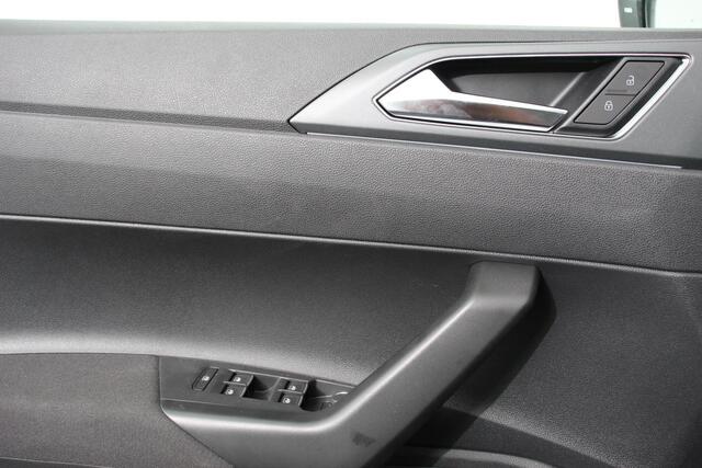 Volkswagen POLO 1.0 TSI DSG R-Line | DEMO ! | Panorama dak Navigatie App Connect Climate Control DAB | LED Parkeer sensoren Camera Cruise control adaptive Lichtmetalen velgen