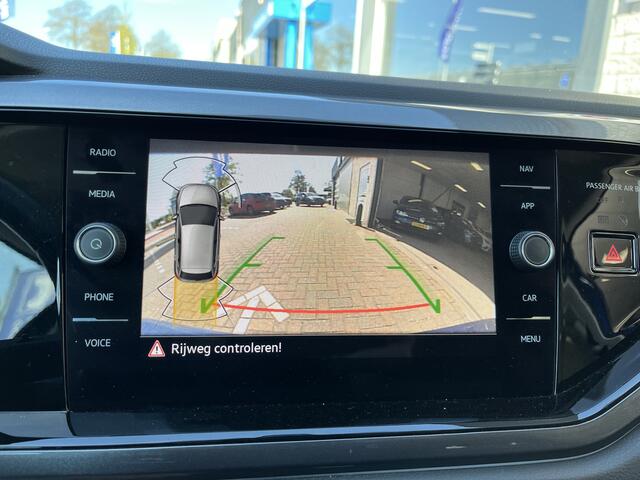 Volkswagen POLO 1.0 TSI Style / AUTOMAAT/ BEATS AUDIO/ DAB/ 15" LMV/ BLUETOOTH/ APP-CONNECT/ PARK. SENSOREN + CAMERA/ CLIMA/ STOEL VERWARM./ ADAPT. CRUISE/ DIGITAL DASH/ MATRIX/ LEDER STUUR