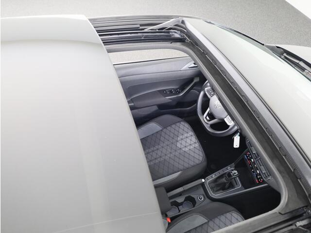 Volkswagen POLO 1.0 TSI R-Line 95PK Automaat (DSG) | Panorama dak | IQ Matrix led koplampen | Navigatie | Parkeercamera | Stoelverwarming | 17" LM velgen |