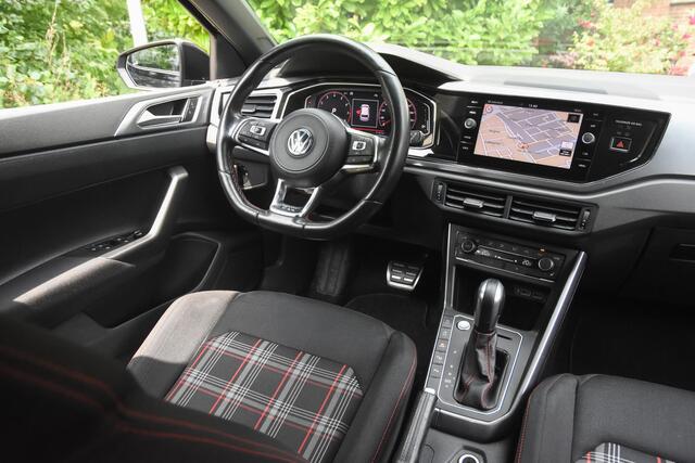 Volkswagen POLO 2.0 GTI automaat / camera / panoramadak / parkeerassistent / schakelflippers / 18" LM-velgen / zwarte hemel / apple car play/Android auto / cruise control / navigatie /