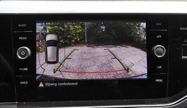 Volkswagen POLO 2.0 GTI automaat / camera / panoramadak / parkeerassistent / schakelflippers / 18" LM-velgen / zwarte hemel / apple car play/Android auto / cruise control / navigatie /
