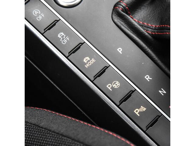 Volkswagen POLO 2.0 GTI automaat / camera / panoramadak / parkeerassistent / schakelflippers / 18" LM-velgen / zwarte hemel / apple car play/Android auto / cruise control / navigatie /