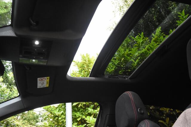 Volkswagen POLO 2.0 GTI automaat / camera / panoramadak / parkeerassistent / schakelflippers / 18" LM-velgen / zwarte hemel / apple car play/Android auto / cruise control / navigatie /