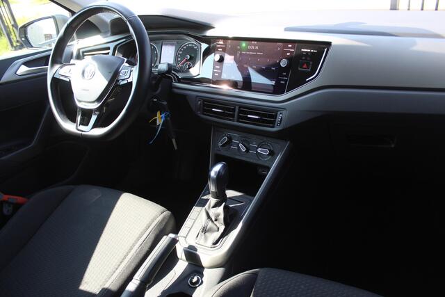 Volkswagen POLO 1.0 TSI Comfortline Business AUTOMAAT/Navigatie/Parkeersensoren rondom/Adaptive cruise control/Apple carplay/Airco/Bluetooth/Multifunctioneel stuurwiel/Spraakbediening/Elektrische ramen/Elektrisch verstelbare spiegels.