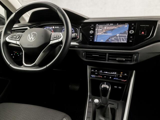 Volkswagen POLO 1.0 TSI Sportline Automaat (VIRTUAL COCKPIT, APPLE CARPLAY, KEYLESS, GROOT NAVI, CLIMATE, SPORTSTOELEN, LM VELGEN, CAMERA, GETINT GLAS, ADAPTIVE CRUISE, NIEUWSTAAT)