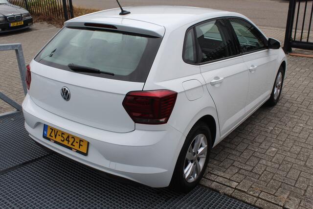 Volkswagen POLO 1.0 TSI Comfortline Navigatie/Adaptive cruise control/Airco/Apple carplay/Multifunctioneel stuurwiel/15'' Lichtmetalen velgen/Elektrische ramen/Elektrisch verstelbare spiegels.