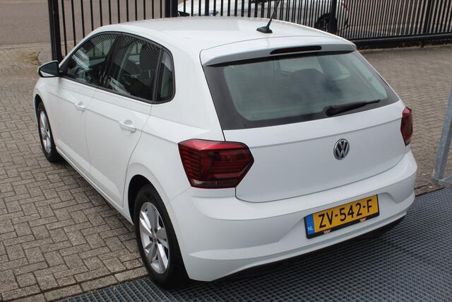 Volkswagen POLO 1.0 TSI Comfortline Navigatie/Adaptive cruise control/Airco/Apple carplay/Multifunctioneel stuurwiel/15'' Lichtmetalen velgen/Elektrische ramen/Elektrisch verstelbare spiegels.