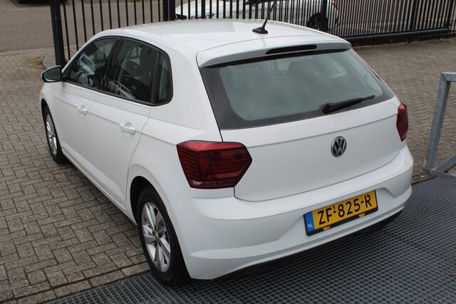 Volkswagen POLO 1.0 TSI Comfortline Navigatie/Adaptive cruise control/Airco/Apple carplay/Multifunctioneel stuurwiel/15'' Lichtmetalen velgen/Elektrische ramen/Elektrisch verstelbare spiegels.