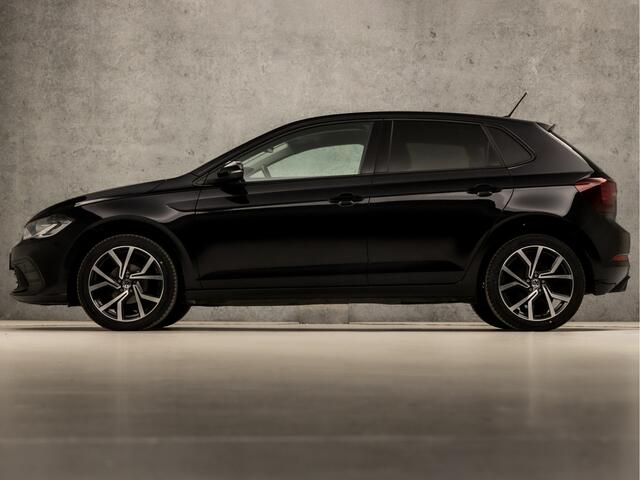 Volkswagen POLO 1.0 TSI Sportline Automaat (VIRTUAL COCKPIT, APPLE CARPLAY, KEYLESS, GROOT NAVI, CLIMATE, SPORTSTOELEN, LM VELGEN, CAMERA, GETINT GLAS, NIEUWSTAAT)