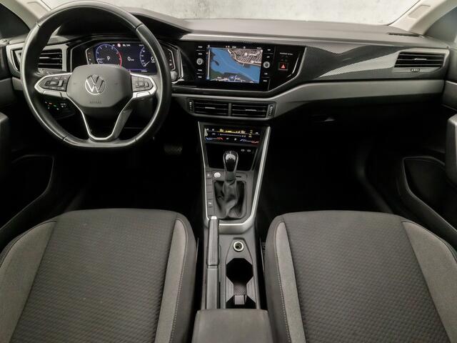 Volkswagen POLO 1.0 TSI Sportline Automaat (VIRTUAL COCKPIT, APPLE CARPLAY, KEYLESS, GROOT NAVI, CLIMATE, SPORTSTOELEN, LM VELGEN, CAMERA, GETINT GLAS, NIEUWSTAAT)