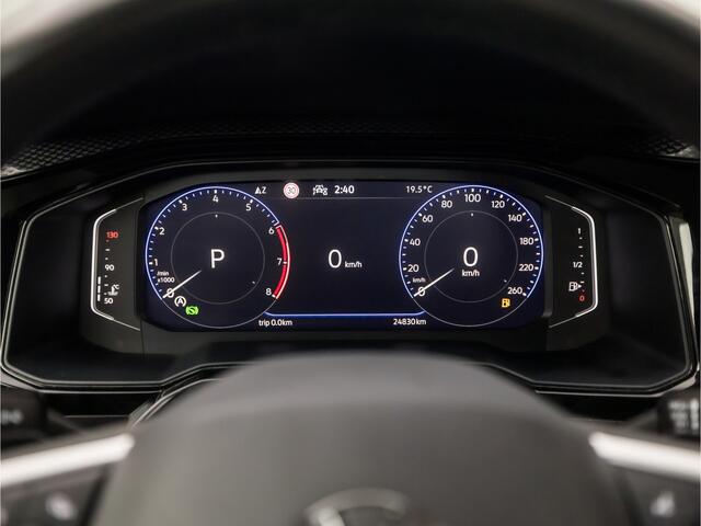 Volkswagen POLO 1.0 TSI Sportline Automaat (VIRTUAL COCKPIT, APPLE CARPLAY, KEYLESS, GROOT NAVI, CLIMATE, SPORTSTOELEN, LM VELGEN, CAMERA, GETINT GLAS, NIEUWSTAAT)
