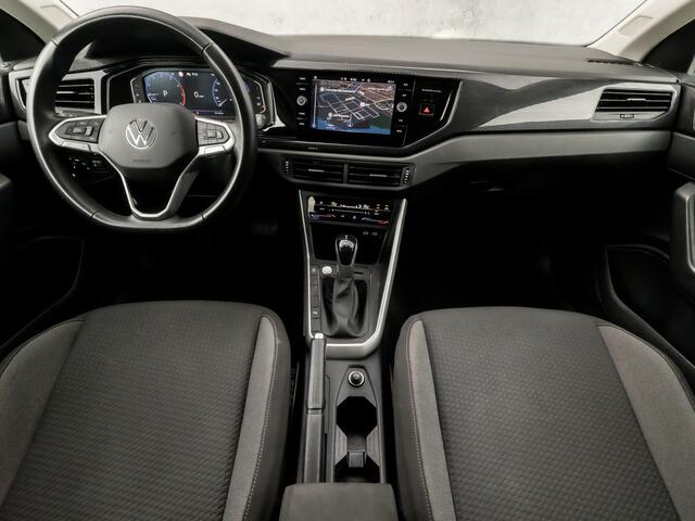 Volkswagen POLO 1.0 TSI Sportline Automaat (VIRTUAL COCKPIT, APPLE CARPLAY, KEYLESS, GROOT NAVI, CLIMATE, SPORTSTOELEN, LM VELGEN, CAMERA, GETINT GLAS, NIEUWSTAAT)