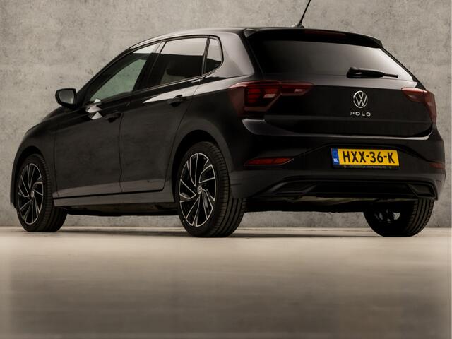 Volkswagen POLO 1.0 TSI Sportline Automaat (VIRTUAL COCKPIT, APPLE CARPLAY, KEYLESS, GROOT NAVI, CLIMATE, SPORTSTOELEN, LM VELGEN, CAMERA, GETINT GLAS, NIEUWSTAAT)