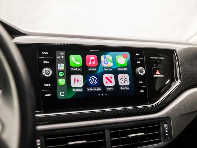 Volkswagen POLO 1.0 TSI Sportline Automaat (VIRTUAL COCKPIT, APPLE CARPLAY, KEYLESS, GROOT NAVI, CLIMATE, SPORTSTOELEN, LM VELGEN, CAMERA, GETINT GLAS, NIEUWSTAAT)