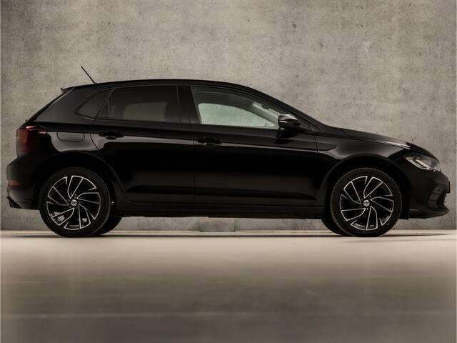 Volkswagen POLO 1.0 TSI Sportline Automaat (VIRTUAL COCKPIT, APPLE CARPLAY, KEYLESS, GROOT NAVI, CLIMATE, SPORTSTOELEN, LM VELGEN, CAMERA, GETINT GLAS, NIEUWSTAAT)