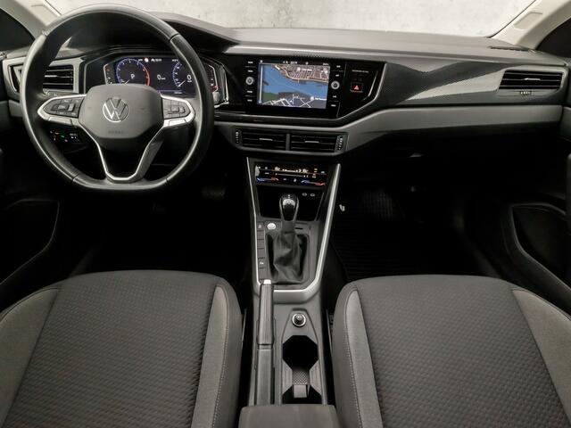 Volkswagen POLO 1.0 TSI Sportline Automaat (VIRTUAL COCKPIT, APPLE CARPLAY, KEYLESS, GROOT NAVI, CLIMATE, SPORTSTOELEN, LM VELGEN, CAMERA, GETINT GLAS, NIEUWSTAAT)