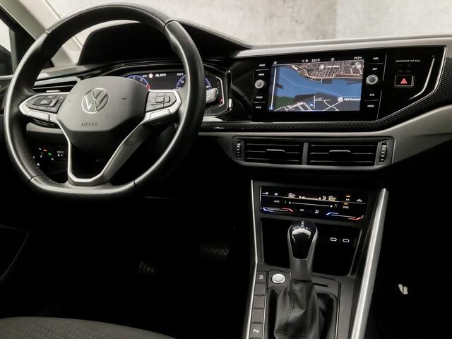 Volkswagen POLO 1.0 TSI Sportline Automaat (VIRTUAL COCKPIT, APPLE CARPLAY, KEYLESS, GROOT NAVI, CLIMATE, SPORTSTOELEN, LM VELGEN, CAMERA, GETINT GLAS, NIEUWSTAAT)