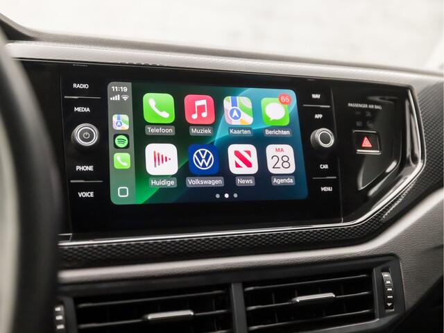 Volkswagen POLO 1.0 TSI Sportline Automaat (VIRTUAL COCKPIT, APPLE CARPLAY, KEYLESS, GROOT NAVI, CLIMATE, SPORTSTOELEN, LM VELGEN, CAMERA, GETINT GLAS, NIEUWSTAAT)