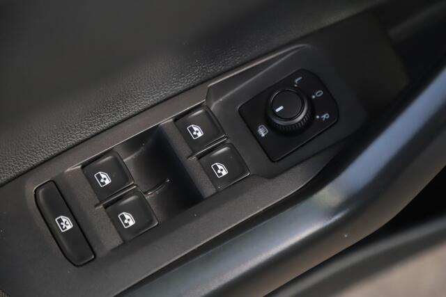 Volkswagen POLO 1.0 TSI Comfortline Business 95PK NAP 15 inch Two Tone LMV Navigatie Carplay Android Adaptive Cruise Climate Control Elektrische Ramen LED