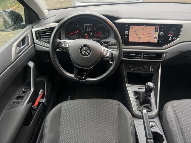 Volkswagen POLO 1.0 MPI Comfortline Executive Navigatie / Parkeersensoren / Airco / Bluetooth / LM Velgen / App-connect