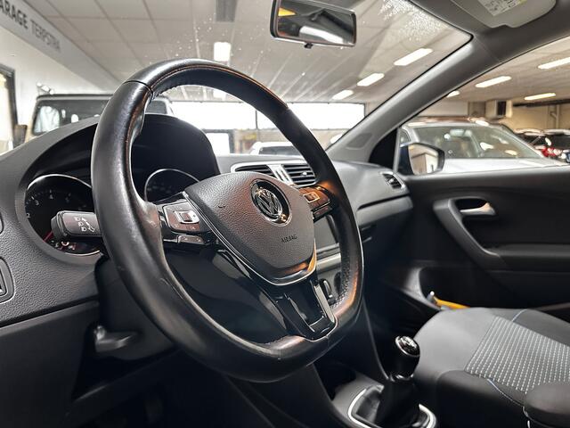 Volkswagen POLO 1.0 TSI BlueMotion/ Trekhaak/ Apple + Android/ 15'' LMV/ Navi/ Airco/ Cruise/ Elek. pakket/ Isofix/ Bluetooth/ Armsteun/ Multi. LEDER. Stuur/ Mistl./ PDC/ Dagrijverl./ Dakspoiler.