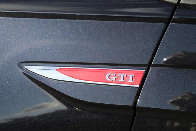 Volkswagen POLO 2.0 TSI GTI Automaat/Achteruitrijcamera/Parkeersensoren rondom/Beats audio/Digital dash/Apple car play/Navigatie/Adaptive cruise control/Climate control/Stoelverwarming/Inklapbare en verwarmbare buitenspiegels