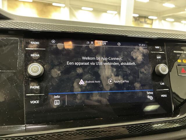 Volkswagen POLO 1.0 TSI 95pk DSG Life Business · Apple/Android Car Play · P-Sensoren · Navigatie · Stoelverwarming · 15'' Inch · Garantie t/m 15-01-2028 of 100.000km