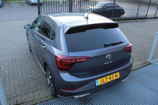 Volkswagen POLO 1.0 TSI R-Line Automaat/Navigatie/Virtual cockpit/Adaptive cruise control/Spraakbediening/Achteruitrijcamera/Parkeersensoren rondom/Apple carplay/Stoelverwarming/LED grill/IQ.light/Climate control/Draadloze telefoonlader/DAB/17''Lichtmetalen velgen.