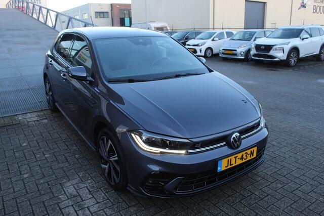 Volkswagen POLO 1.0 TSI R-Line Automaat/Navigatie/Virtual cockpit/Adaptive cruise control/Spraakbediening/Achteruitrijcamera/Parkeersensoren rondom/Apple carplay/Stoelverwarming/LED grill/IQ.light/Climate control/Draadloze telefoonlader/DAB/17''Lichtmetalen velgen.