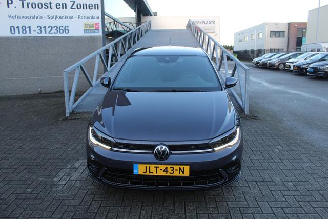 Volkswagen POLO 1.0 TSI R-Line Automaat/Navigatie/Virtual cockpit/Adaptive cruise control/Spraakbediening/Achteruitrijcamera/Parkeersensoren rondom/Apple carplay/Stoelverwarming/LED grill/IQ.light/Climate control/Draadloze telefoonlader/DAB/17''Lichtmetalen velgen.