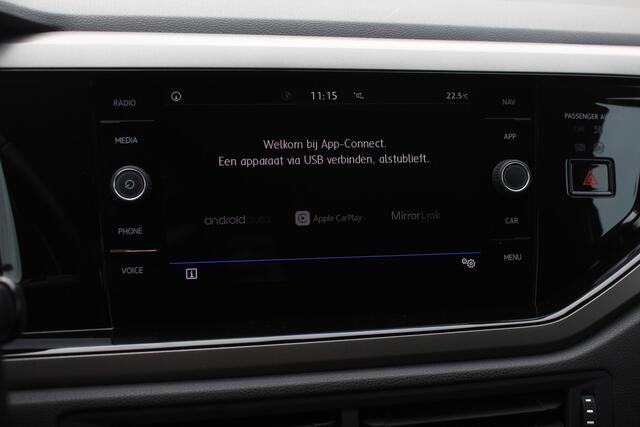 Volkswagen POLO 1.0 TSI AUTOMAAT / Navigatie / Parkeerhulp V+A / 15'' / Stoelverwarming / CarPlay / Cruise Control