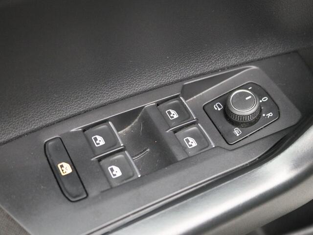 Volkswagen POLO 1.0 TSI Life Edition / Navigatie / Airco Climat Control / Apple CarPlay & Android Auto / Cruise Control / Digitaal Dashbord / LMV / LED / Stoel verwarming voor / Parkeersensoren voor & achter /