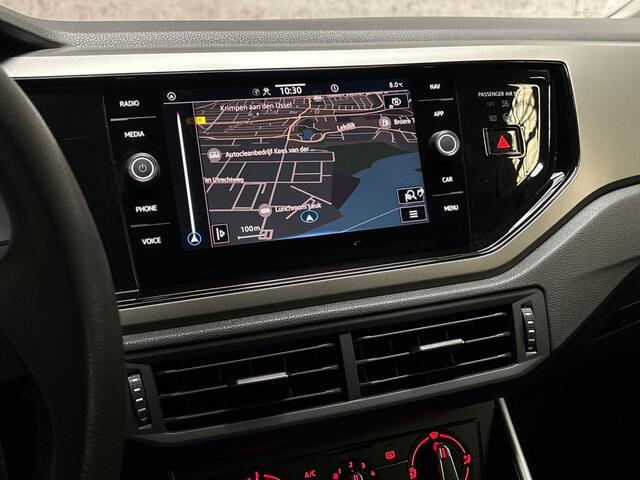 Volkswagen POLO 1.0 TSI Sportline Automaat (APPLE CARPLAY, GROOT NAVI, ADAPTIVE CRUISE, LM VELGEN, SPORTSTOELEN, PARKEERSENSOREN, ARMSTEUN, NIEUWSTAAT)