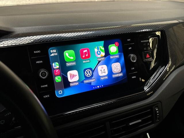 Volkswagen POLO 1.0 TSI Sportline Automaat (VIRTUAL COCKPIT, APPLE CARPLAY, KEYLESS, GROOT NAVI, CLIMATE, SPORTSTOELEN, LM VELGEN, CAMERA, GETINT GLAS, NIEUWSTAAT)