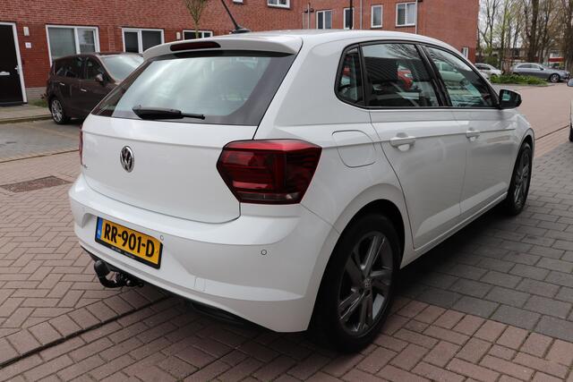 Volkswagen POLO 1.0 TSI Highline automaat. Trekhaak, navigatie.