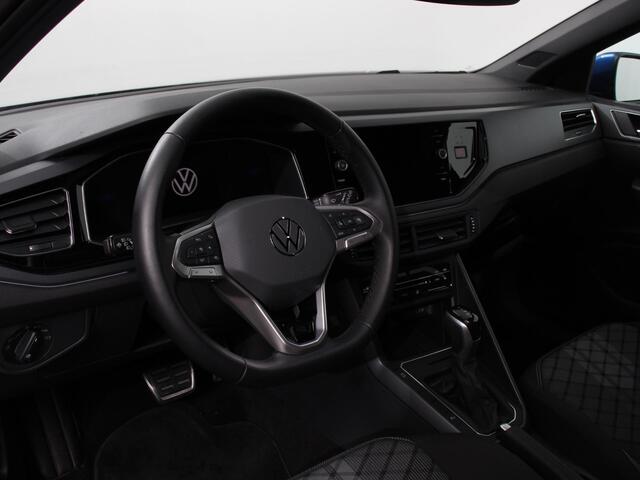 Volkswagen POLO 1.0 TSI R-Line Automaat Camera Parkeer sensoren Adaptive Cruise control Climate Control Extra getint glas Lichtmetalen velgen Stoelverwarming Navigatie Apple Carplay/Android Auto