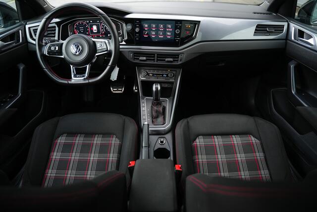 Volkswagen POLO 2.0 TSI GTI 200 pk / Pano-Dak/ Beats-Sound/ Camera/ Sport-Stoelen/ Led-Koplamp/ Adap. Cruise/ Sport-Stoelen/ Stoel.Verw/ 18'' LMV