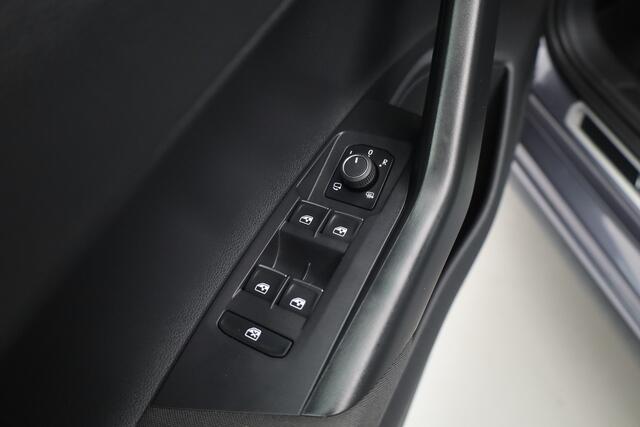 Volkswagen POLO 1.0 TSI R-Line Edition | Dig. Cockpit | Adapt. Cruise | Keyless | Camera | Apple CarPlay & Android Auto | PDC V+A