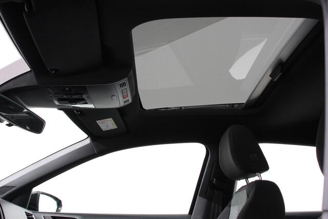 Volkswagen POLO 1.0 TSI DSG R-Line Panorama dak Navigatie App Connect Climate Control Parkeer sensoren Camera Cruise control adaptive Lichtmetalen velgen