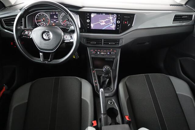 Volkswagen POLO 1.0 TSI Highline 70KW/95Pk, 17" LMV, trekhaak, navigatie, pdc voor en achter, door ons VW Dealeronderhouden en geleverd, carplay