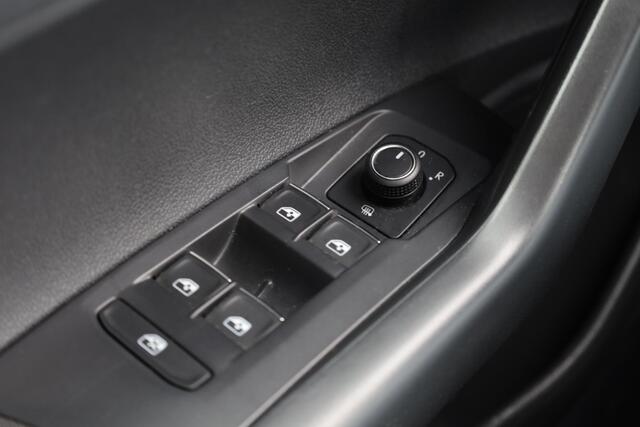 Volkswagen POLO 1.0 TSI Highline 70KW/95Pk, 17" LMV, trekhaak, navigatie, pdc voor en achter, door ons VW Dealeronderhouden en geleverd, carplay