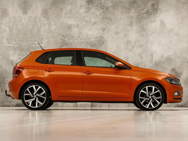 Volkswagen POLO 1.0 TSI Sport Automaat (VIRTUAL COCKPIT, ZWART HEMEL, GROOT NAVI, TREKHAAK, LEDER, SPORTSTOELEN, GETINT GLAS, LM VELGEN, ADAPTIVE CRUISE, NIEUWSTAAT)