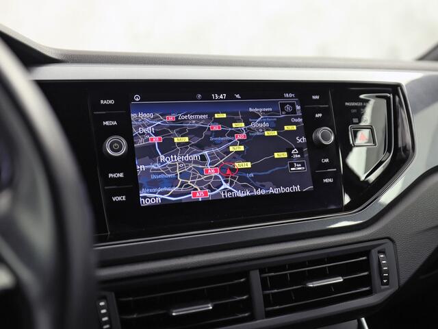 Volkswagen POLO 1.0 TSI Sport Automaat (VIRTUAL COCKPIT, ZWART HEMEL, GROOT NAVI, TREKHAAK, LEDER, SPORTSTOELEN, GETINT GLAS, LM VELGEN, ADAPTIVE CRUISE, NIEUWSTAAT)