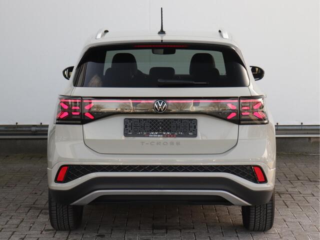 Volkswagen T-Cross 1.0 TSI R-Line 115pk Automaat | Vierseizoenenbanden | Navigatie | Matrix LED | Stoelverwarming | Adaptive Cruise | Climate Control |